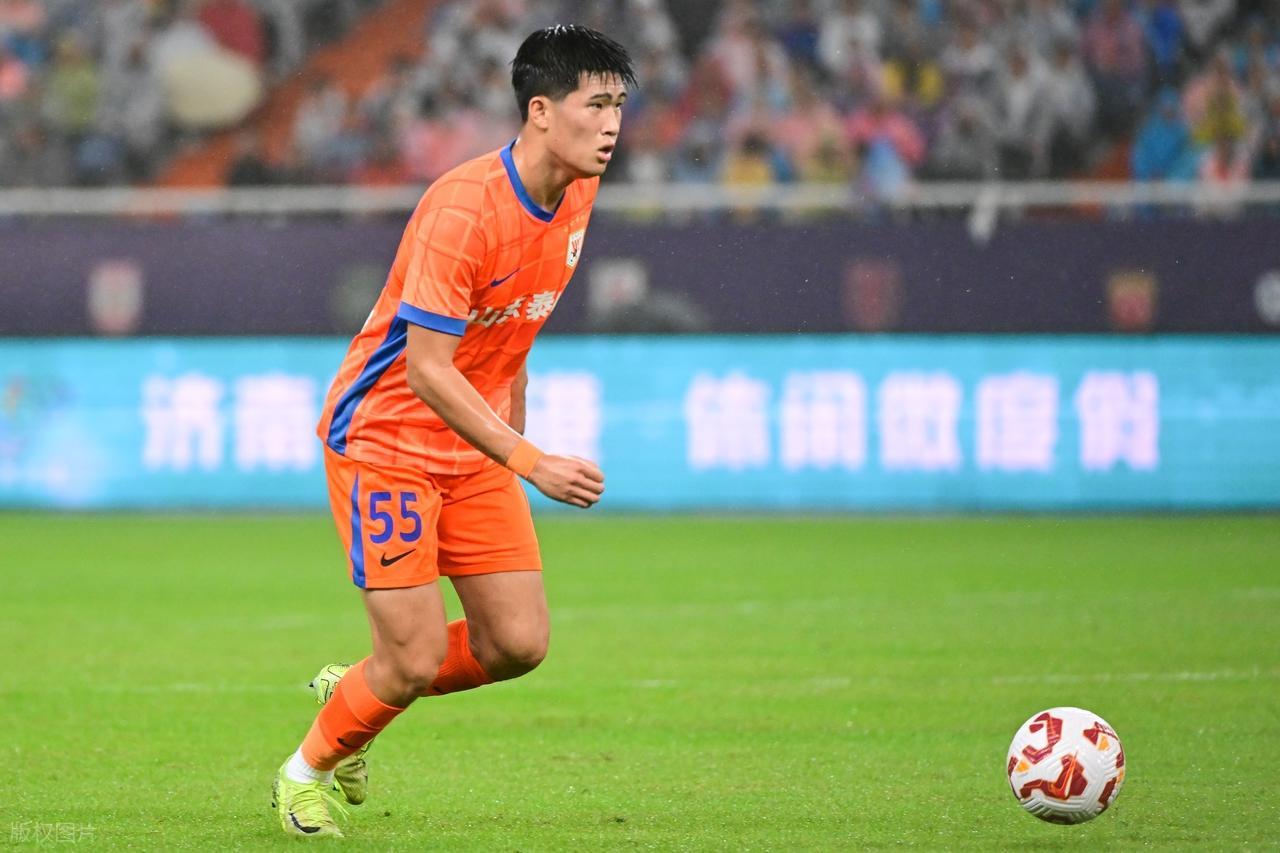 进攻防守一把抓，山东泰山又贡献一名带刀后卫，球迷：国产拉莫斯