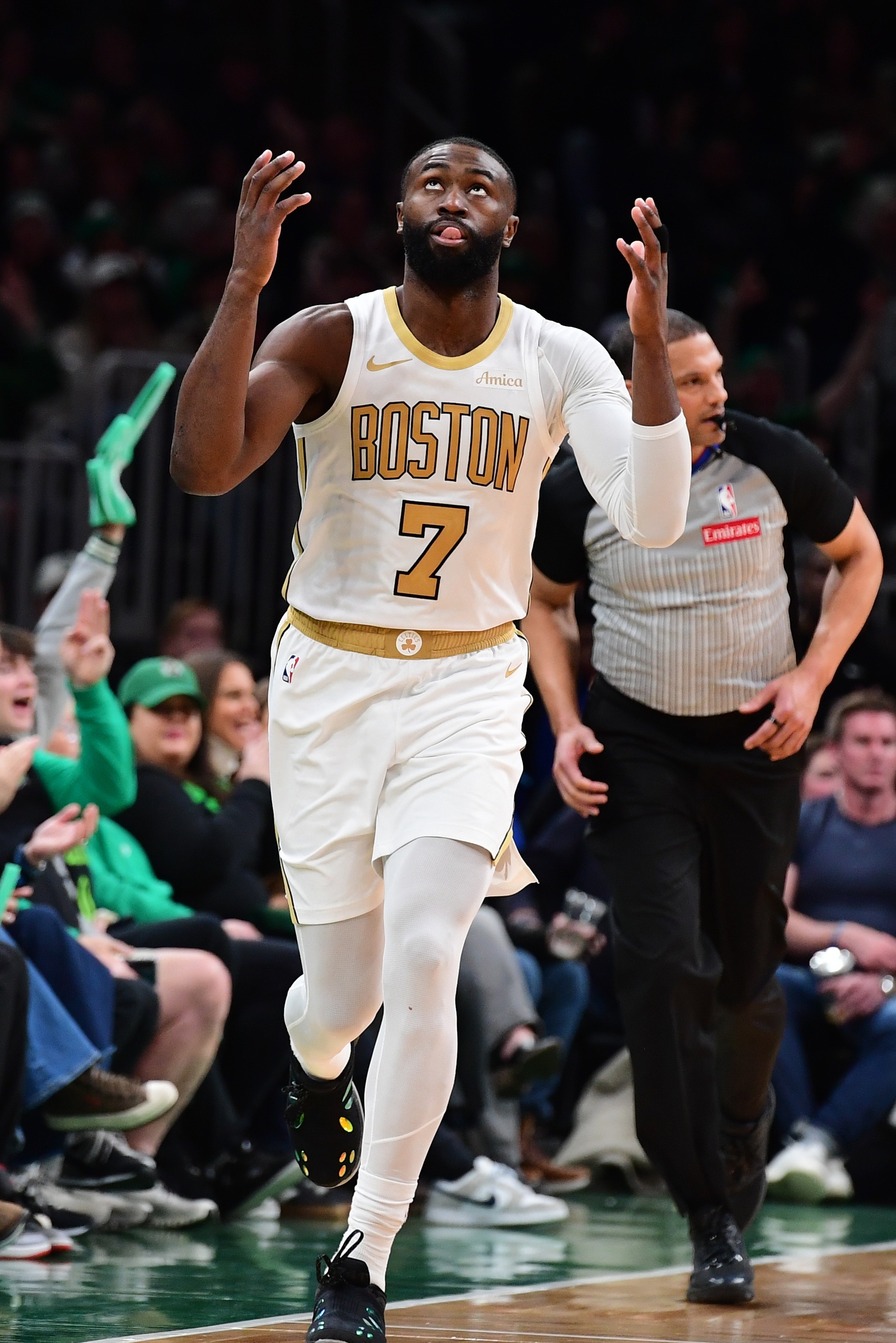 APP下载-斯波：杰伦·布朗展现了很强的耐力 抗住了现在所承担的所有责任